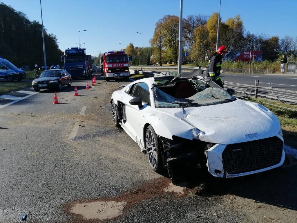audi-r8-rozbite-w-tarnowie-37283174.jpg
