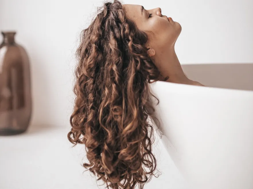 Maska, odżywka, olej, ampułka - czym różnią się te kosmetyki do włosów i kiedy których używać?