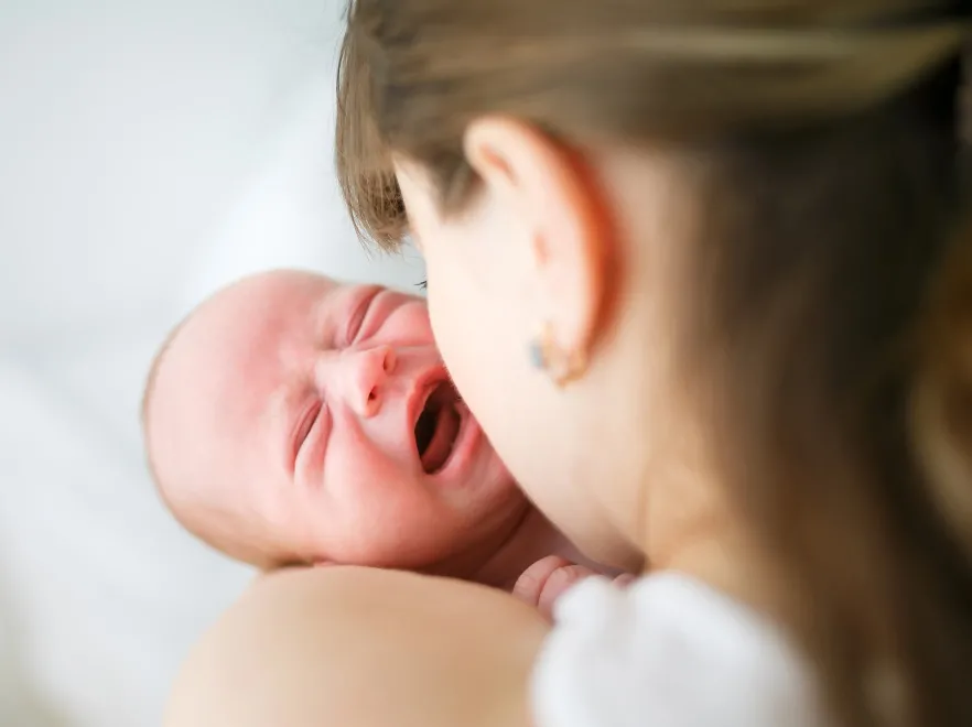 Kołysanie na wszystkie strony nie pomoże. Oto, jak interpretować i koić płacz dziecka