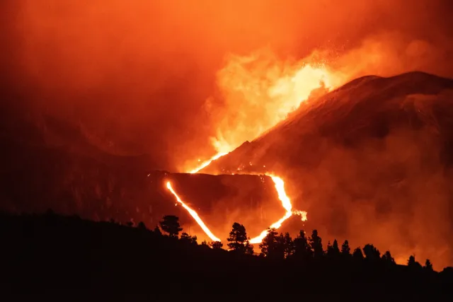 Hiszpański wulkan nie chce się uspokoić. ZDJĘCIA z erupcji Cumbre Viejo