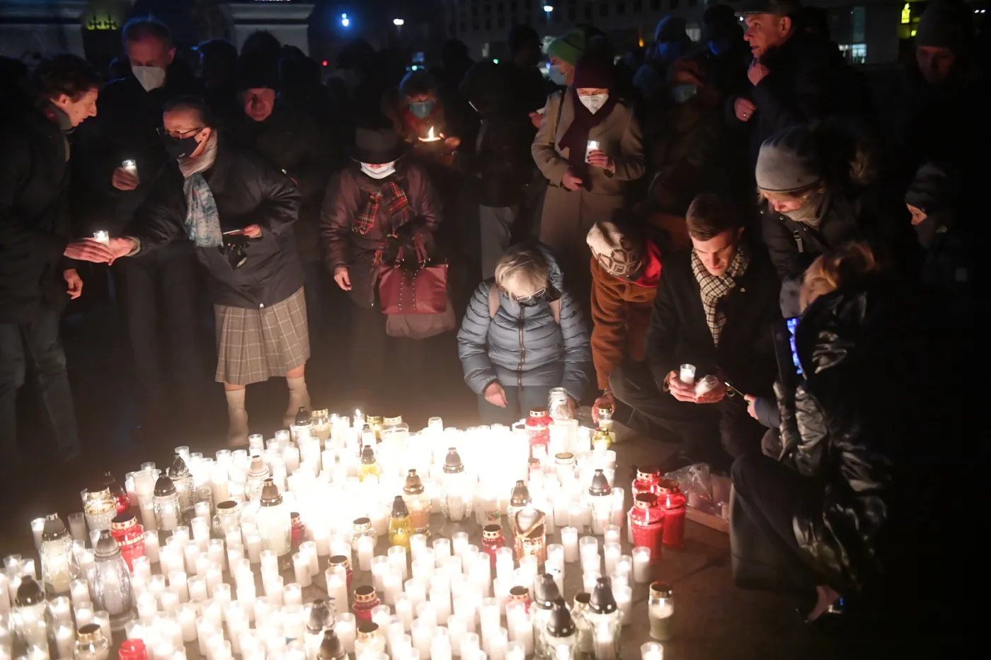 Odpowiedź na apel Tuska. Setki zniczy zapłonęły, by uczcić ofiary pandemii