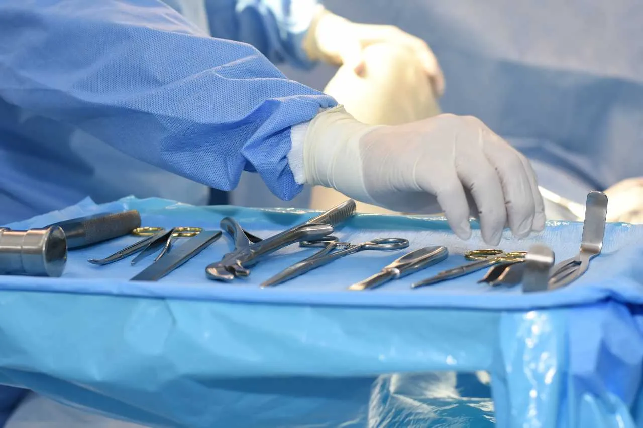 Usunęli nerkę, w ciele pacjenta została chusta? Lekarz i pielęgniarka nie przyznają się