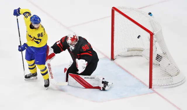 Łzy Kanadyjczyków, radość Szwedów. Pierwsi wracają do domu, drudzy zagrają o medale