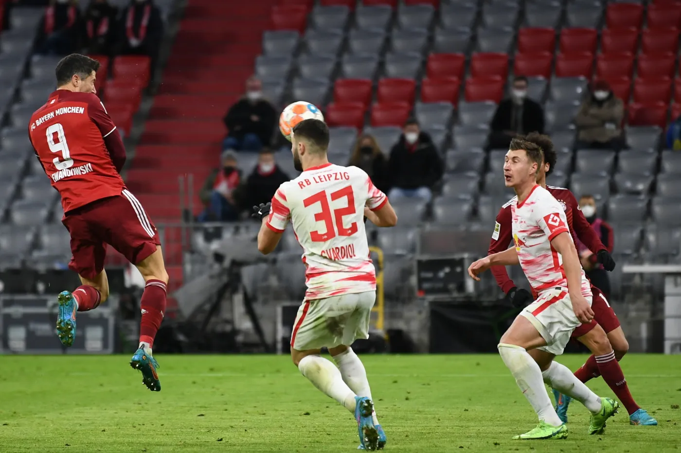 Robert Lewandowski (z lewej)