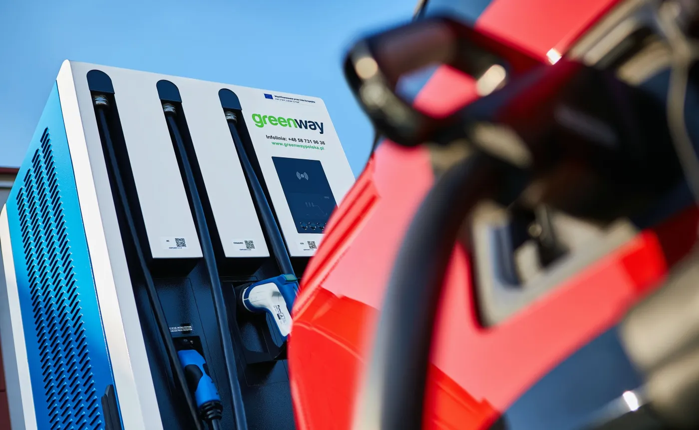 Samochód elektryczny naładujesz taniej i szybciej. Nowe przepisy już działają [ROZMOWA]