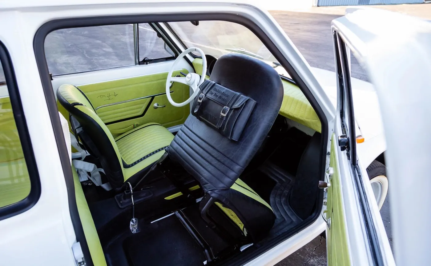 Fiat 126p, którego dostał Tom Hanks, sprzedany za ponad 363 tys. zł