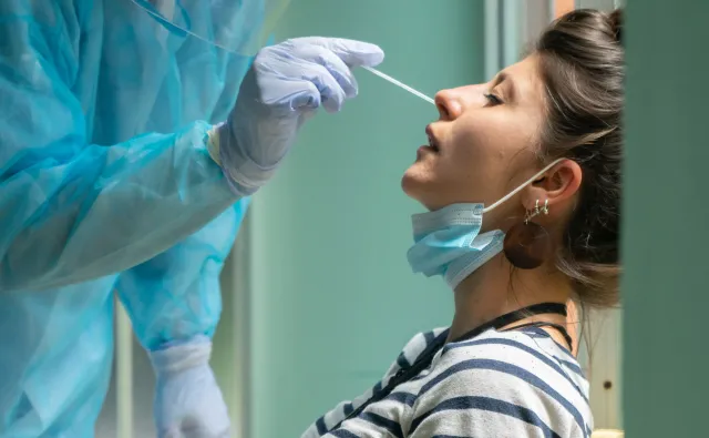 Zrobienie testu antygenowego ma sens, kiedy występują objawy COVID-19