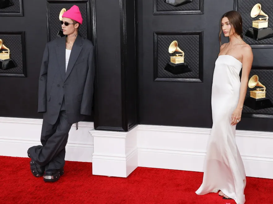 Młodzi, sławni, bogaci i... potwornie smutni. Cierpiący Bieberowie na czerwonym dywanie Grammy 2022. FOTO