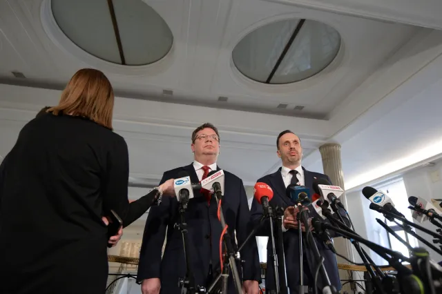 Janusz Kowalski chce zobaczyć oświadczenie majątkowe Tuska. "Opinia publiczna musi to wiedzieć"