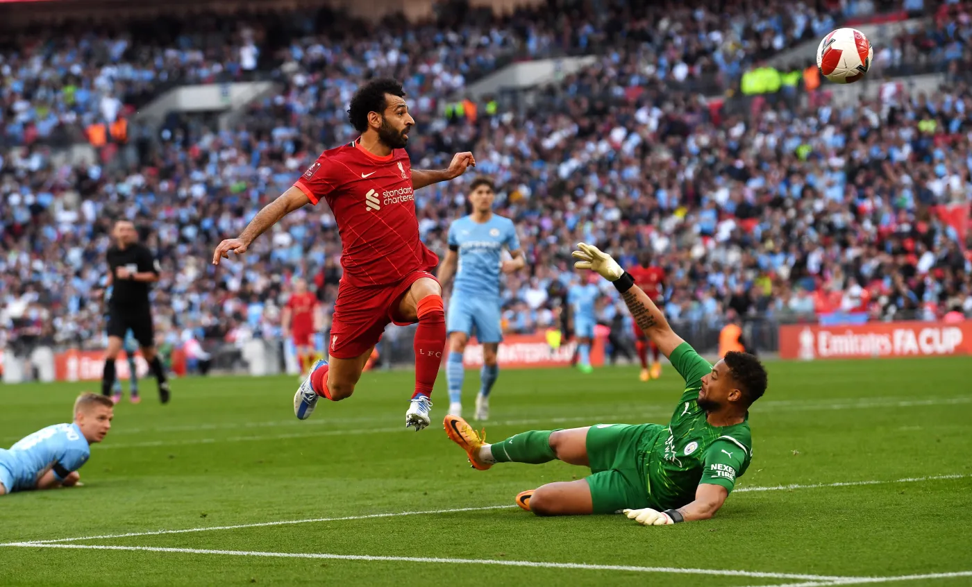 Katastrofalny błąd bramkarza Man City. Liverpool w finale Pucharu Anglii [WIDEO]