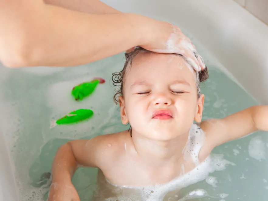 Pielęgnacja skóry głowy i włosów u niemowlęcia - TO ma duże znaczenie. Wskazówki trychologa