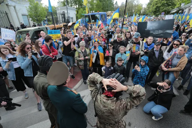 "Rossija, idi na ch...". Marsz antywojenny przeszedł przez Warszawę