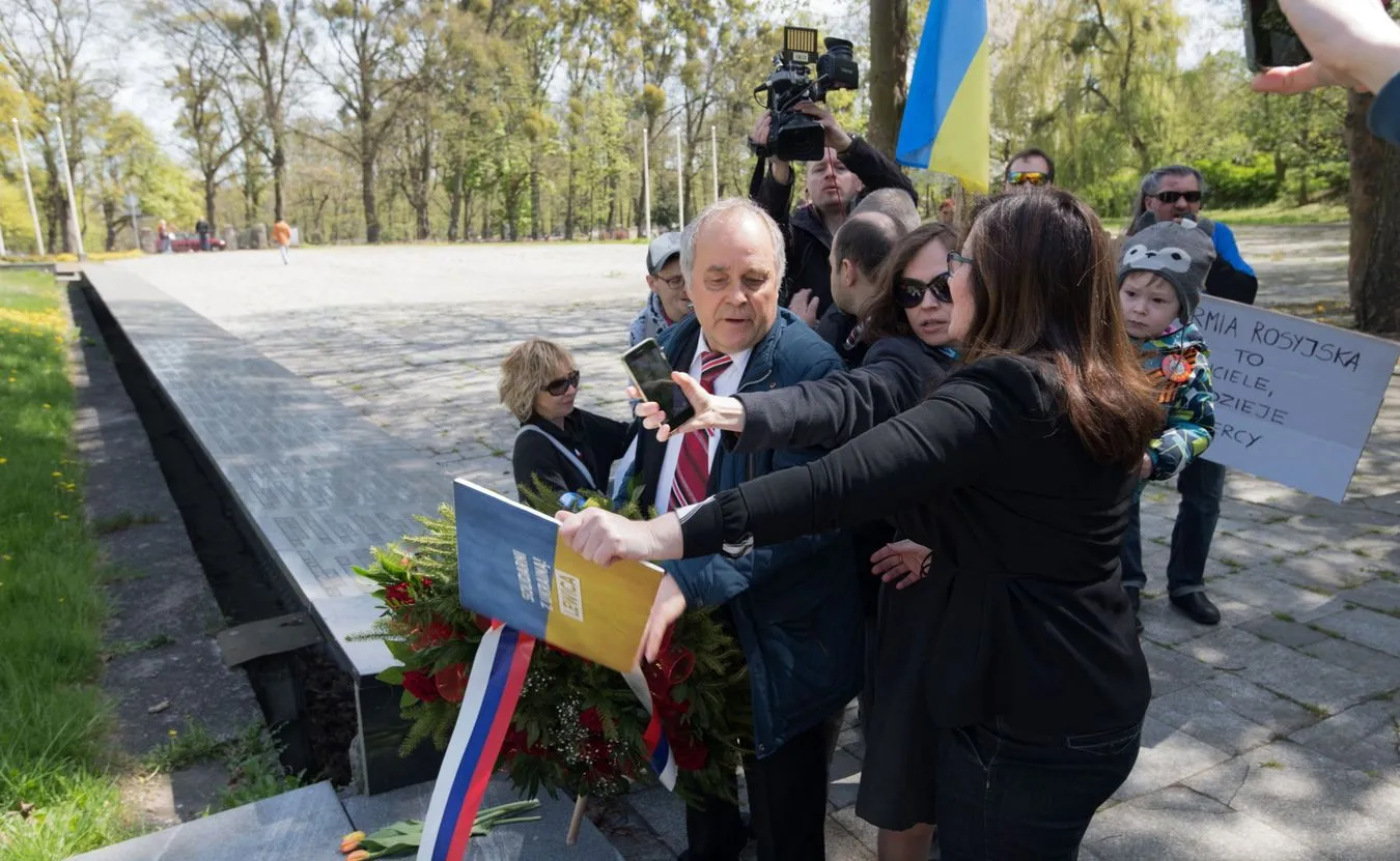 Protesty w Gdańsku i Warszawie na cmentarzach żołnierzy radzieckich. Doszło do przepychanek