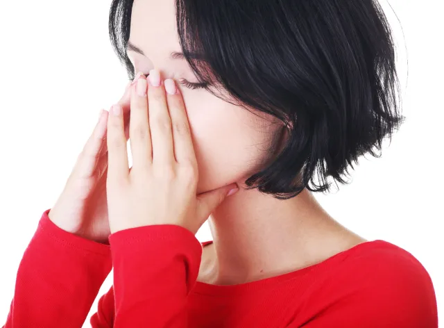 Krztusiec można pomylić z COVID-19. Na początku trudno odróżnić infekcje