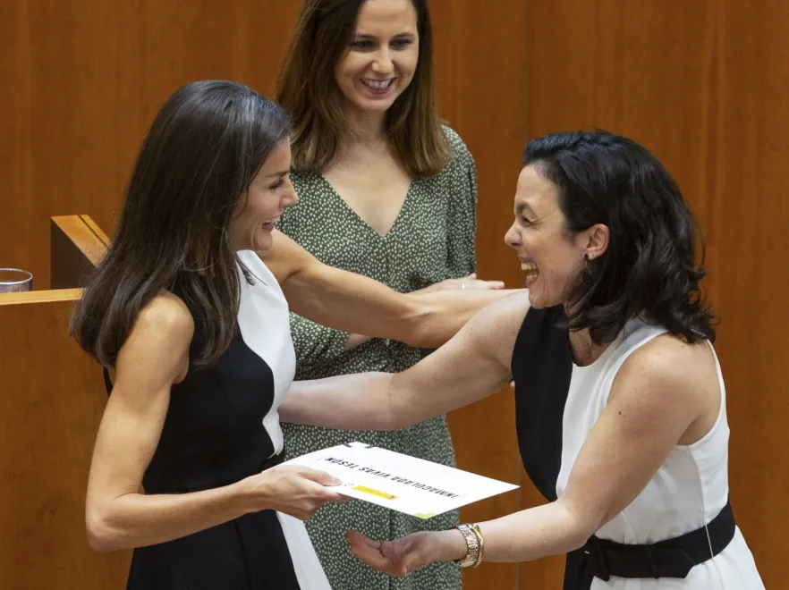 Przypadek, jakich mało! Królowa Letycja i hiszpańska pani profesor w jednakowych sukienkach na ważnej uroczystości. FOTO