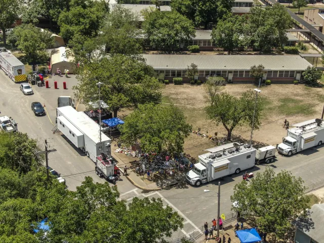 Porażające informacje z Uvalde. Policjanci czekali 45 minut pod klasą, zanim zabili napastnika