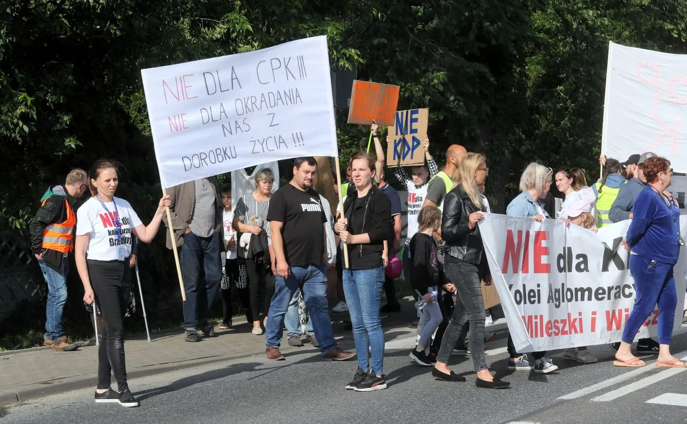 1-blokada-drogi-krajowej-72-w-brzezinach-w-zwiazku-z-budowa-cpk-5-37483089.jpg