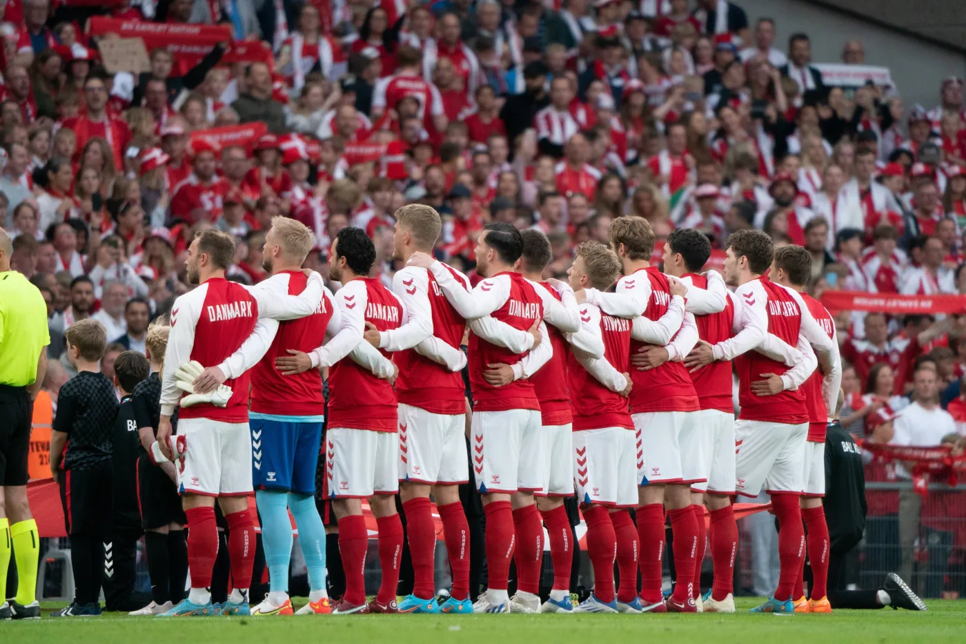 Nietypowa inicjatywa Duńczyków. Z Austrią zagrają w... strojach kobiecych