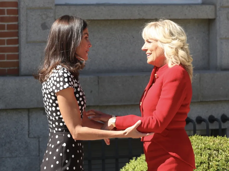 50 kontra 70! Królowa Letycja dawno nie miała tak mocnej stylowo konkurentki jak Jill Biden. FOTO