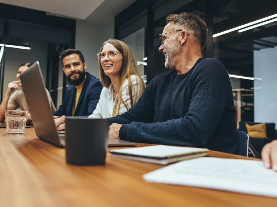 Staż pracy wpływa na chęć jej wykonywania w biurze. Zbadano, jak to działa