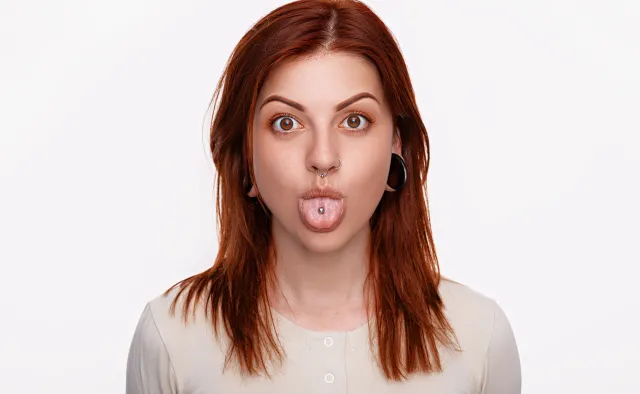 Kolczyk w języku? Dla dziąseł to koszmar