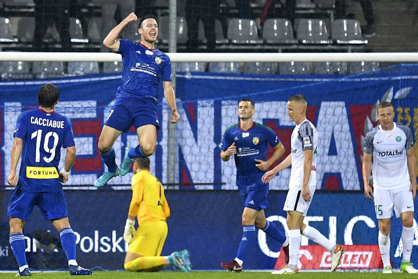 Legnica czekała na zwycięstwo, ale pełna pula pojechała do Poznania