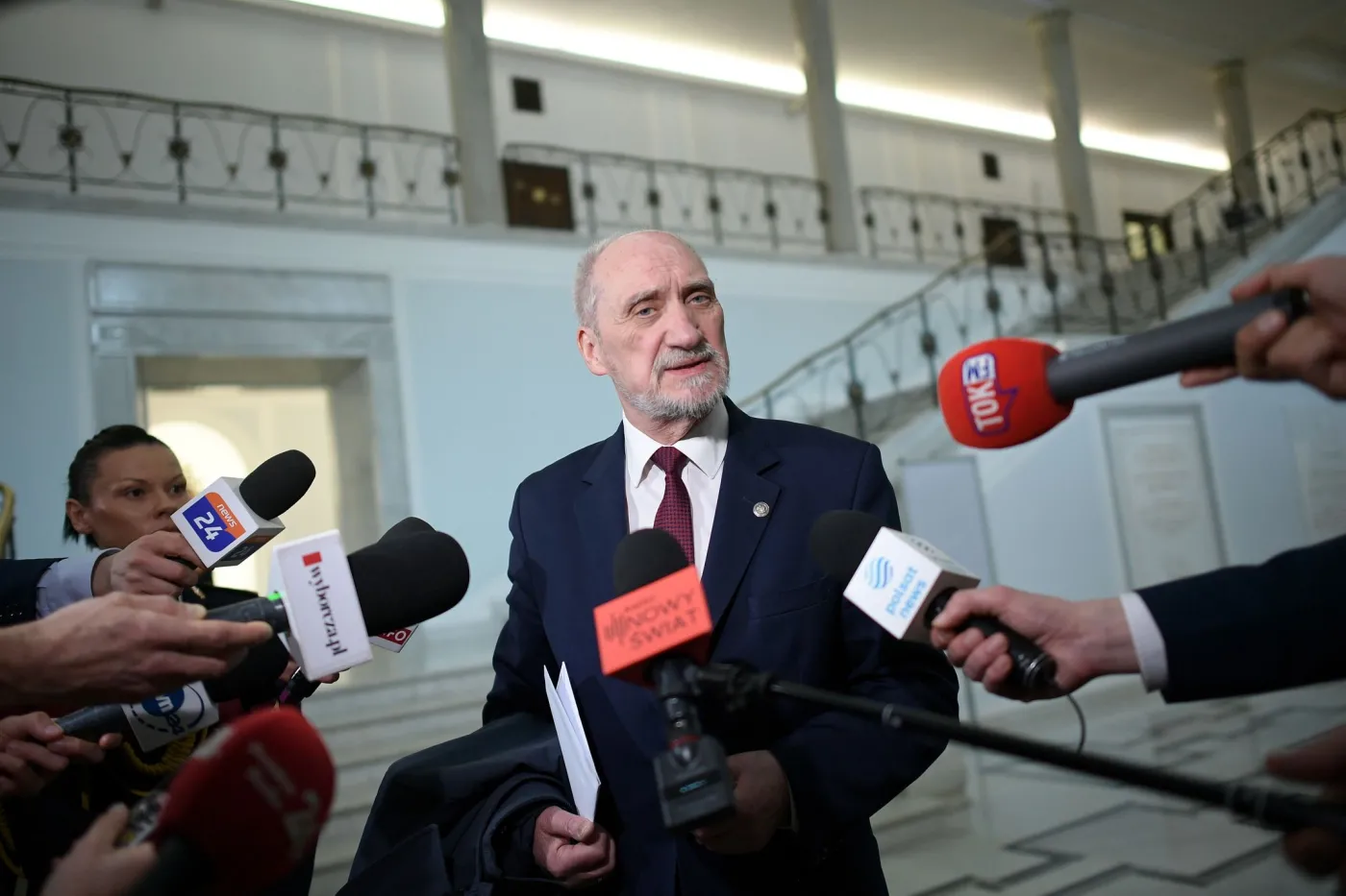 Macierewicz grzmi: To jest przestępstwo, to jest zdrada narodowa!