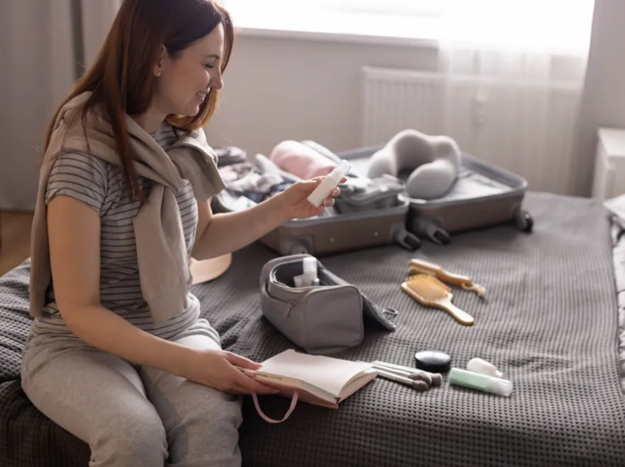 Jakie kosmetyki zabrać na wakacje? 4 eksperckie zasady pakowania wyjazdowej kosmetyczki