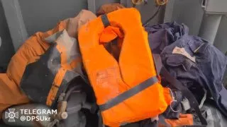 Kamizelki ratunkowe, które przywiązane były do uszkodzonej tratwy