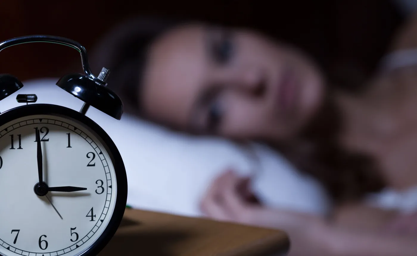 Kobieta cierpi na bezsenność. Nie może spać w nocy