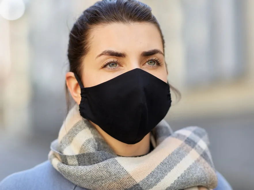 Maseczka. Kobieta w maseczce. 