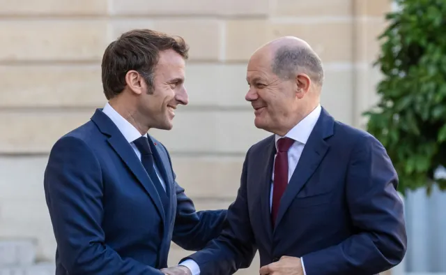 Niezręczne spotkanie Macrona i Scholza. "Te argumenty nie przekonały Paryża"