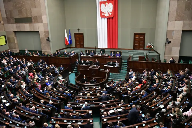 Opozycja kontra PiS. Jak wyglądałby podział mandatów? Najnowszy SONDAŻ