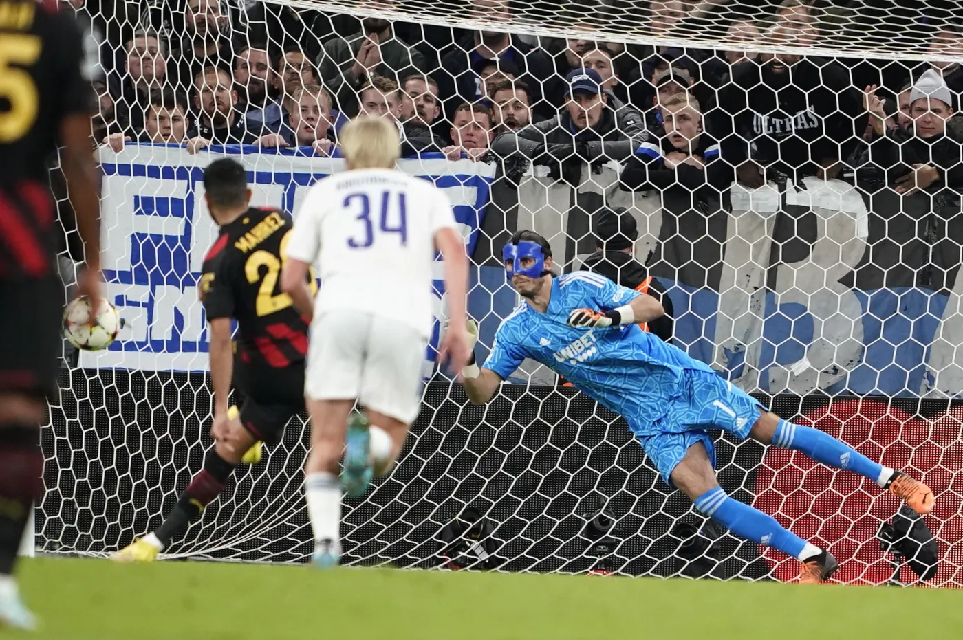 Grabara obronił rzut karny. Szczęsnemu piłka dwa razy po rękach wpadła do siatki [WIDEO]