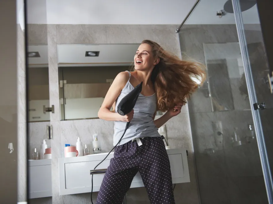 Kilka rzeczy, które można zrobić, aby suszenie suszarką jak najmniej szkodziło włosom