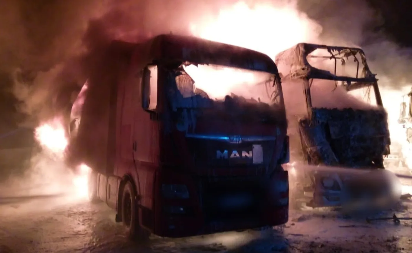 Pożar w Rusocinie strawił 16 pojazdów, straty to 10 mln zł. Wyznaczono ogromną nagrodę