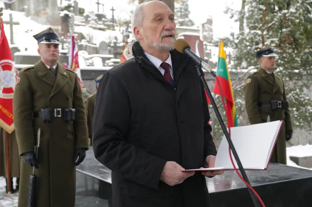 Macierewicz: Eksplozja w salonce nr 3. Prokuratura zakwestionowała wniosek biegłych