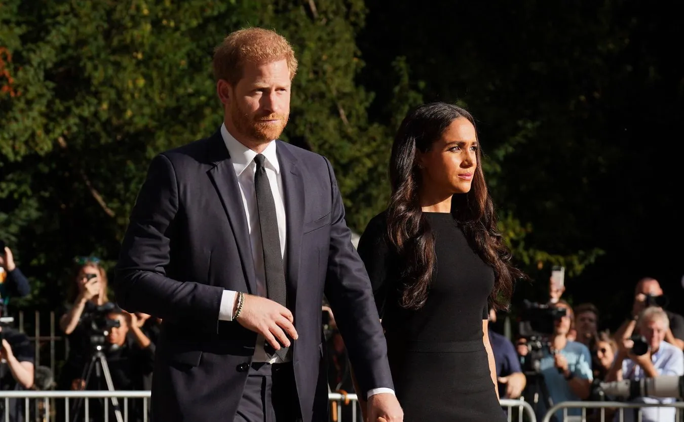Książę Harry oskarża rodzinę królewską: To brudna gra wymierzona w Meghan