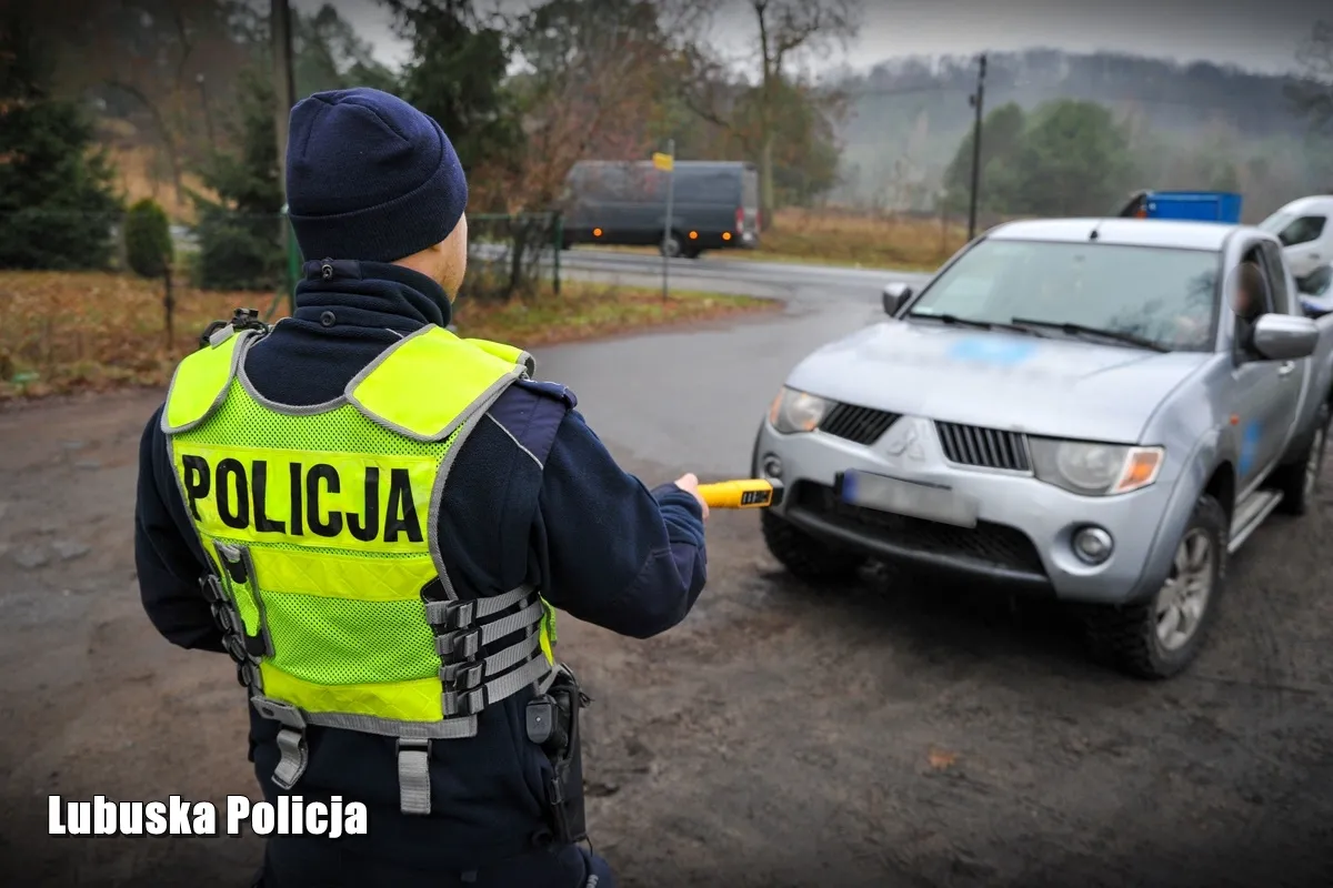 policja-kontroluje-kierowce-37667904.jpg