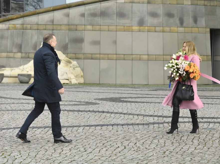 Całuśnie, słodko i szarmancko. Jacek Kurski odebrał żonę po jej ostatnim dniu pracy w PnŚ [FOTO]