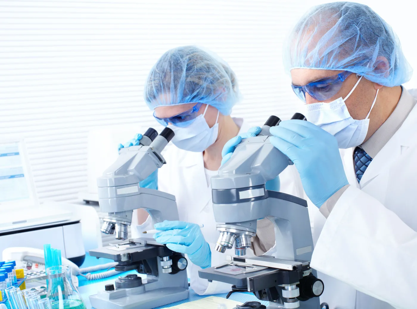 labolatorium naukowcy badacze 