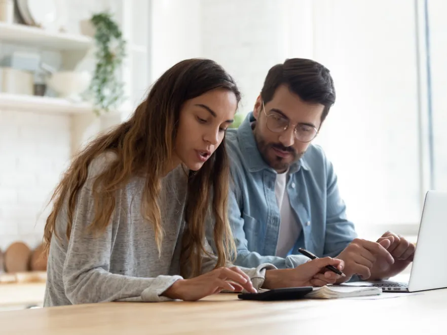 Para planuje budżet. Rachunki