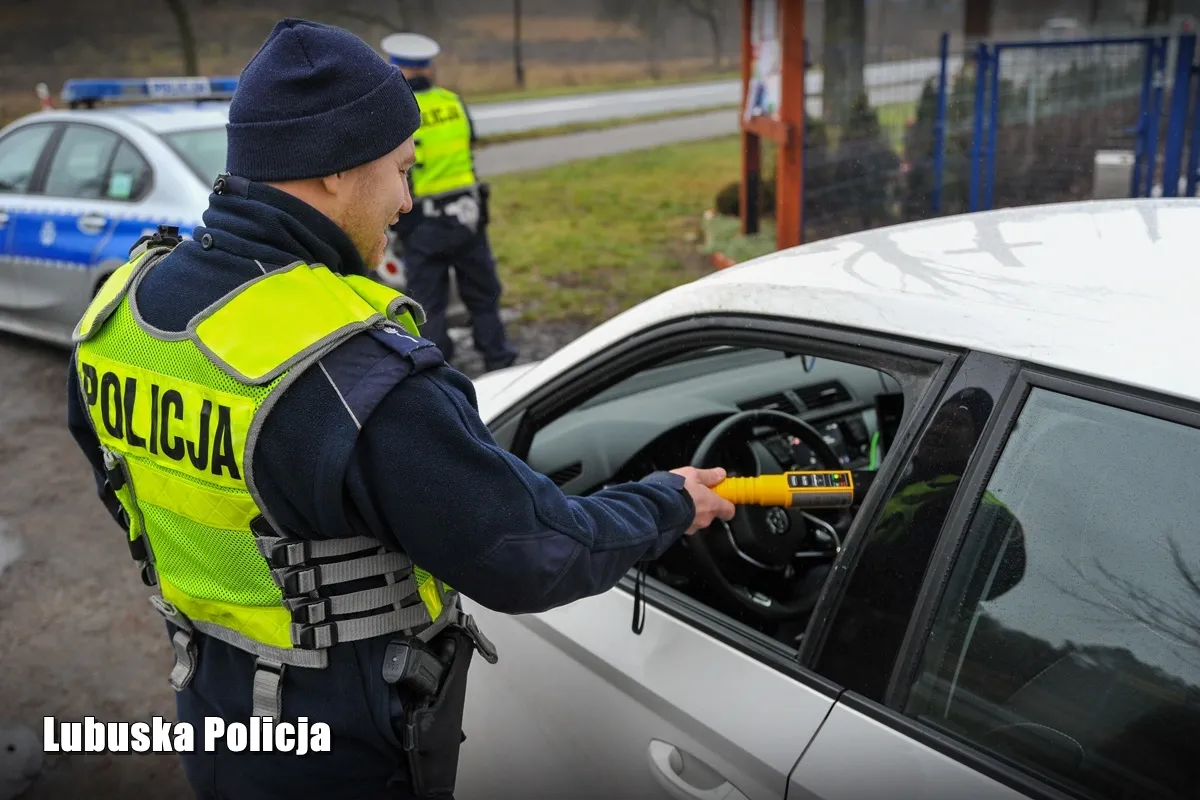 policja-kontroluje-kierowce-37667925.jpg