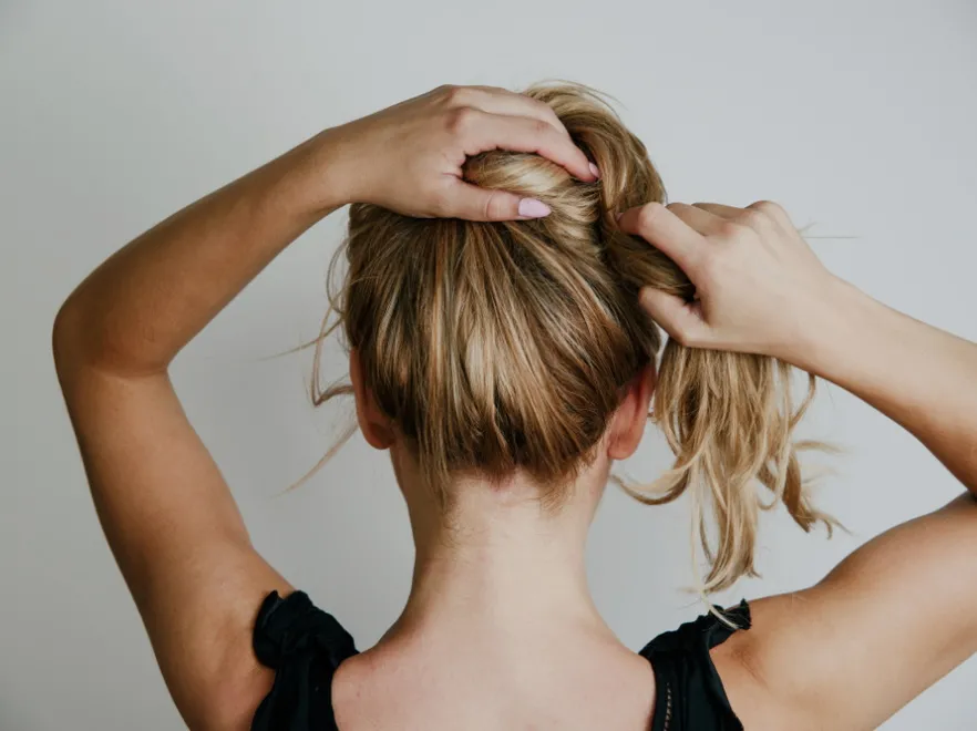 3 banalnie proste upięcia włosów, które świetnie sprawdzą się na letnie wieczory