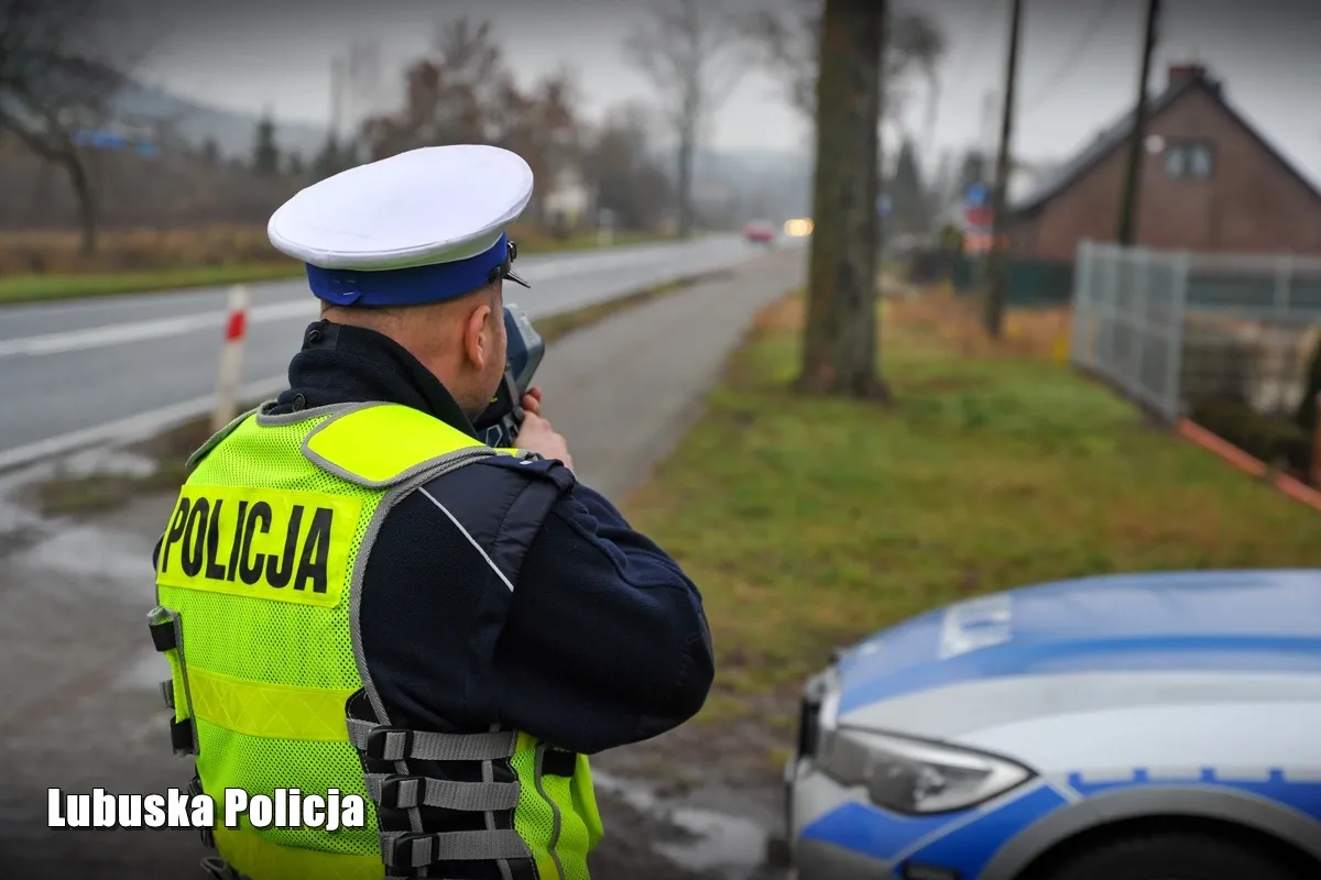 policja-kontroluje-kierowce-37667883.jpg