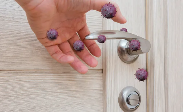 Pandemia wcale się nie skończyła! Uważaj na dotykanie tych rzeczy