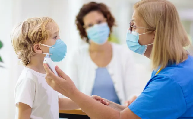W porównaniu do poprzedniej fali: Dzieci coraz częściej i ciężej chorują na COVID-19