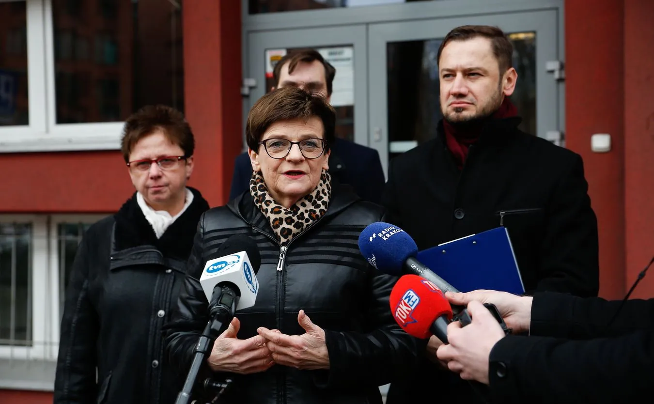 "W Krakowie działa układ kuratorski". Kontrola poselska KO wobec zawieszenia dyrektor liceum