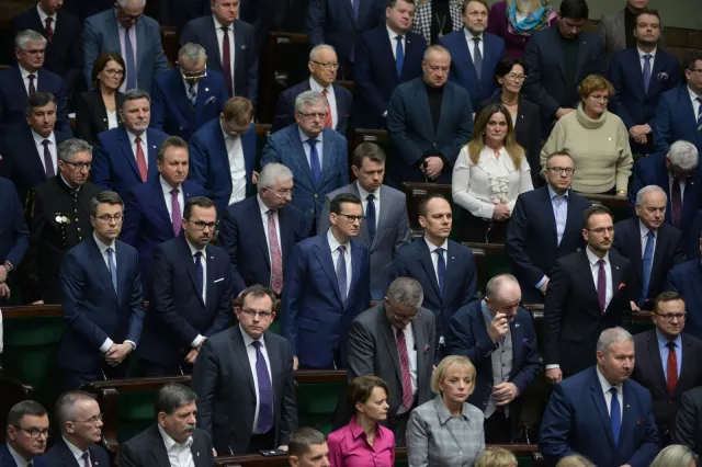 Rośnie przewaga Zjednoczonej Prawicy nad KO. Nowy SONDAŻ