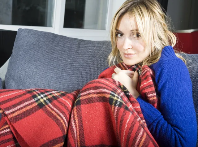 Przenoszą się tymi samymi drogami, mogą mieć podobne objawy: COVID-19 i grypa